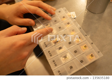 在藥盒中整理和管理藥品 135635180