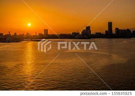 日本橫濱城市景觀，包括飛鳥三號、富士山、關內站前的基地門、橫濱關內塔和港未來 135635825