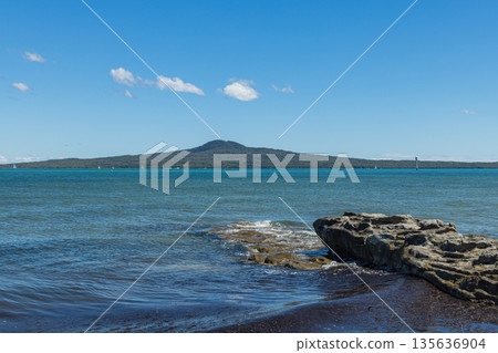 從紐西蘭奧克蘭聖赫利爾斯海灘眺望朗伊托托島 135636904
