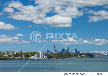從紐西蘭奧克蘭聖赫利爾斯眺望城市與天空塔 135636913