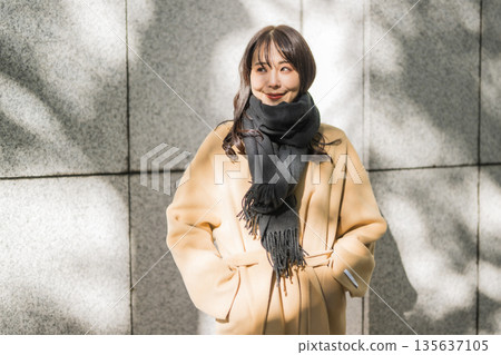 穿著大衣的女人 穿著大衣的女人 135637105