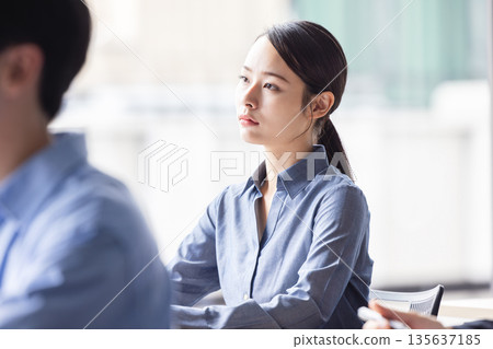 參加研討會的女商人 135637185