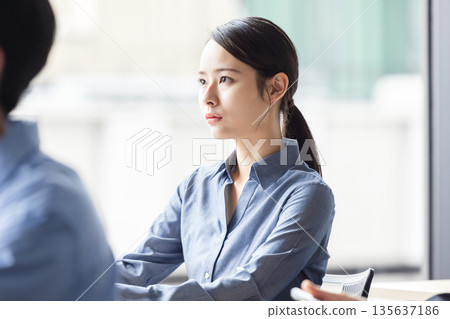 參加研討會的女商人 135637186
