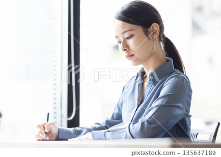 女人參加考試 135637189