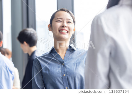 微笑的女商人 135637194