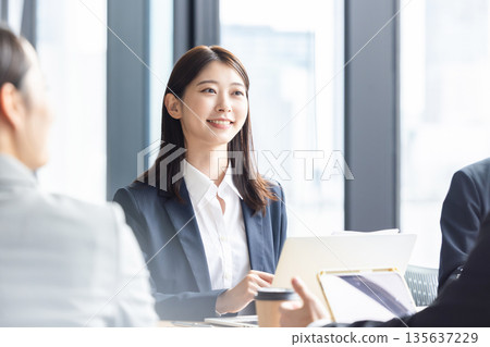 Business woman Business woman 135637229