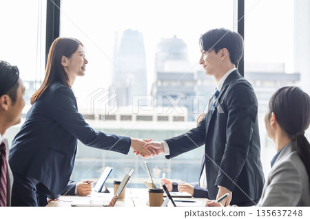 A businessman shaking hands 135637248