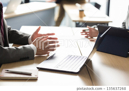 方便的商人見面 135637268