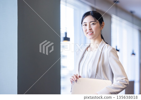 Business woman Business woman 135638018
