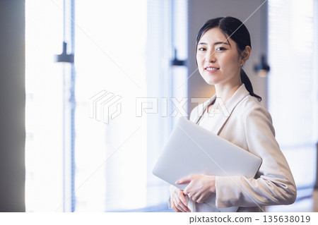 Business woman 135638019