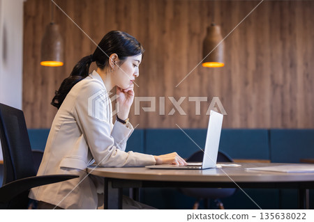 沮喪的女人 135638022
