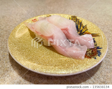 握壽司,上面放著辻之美(富士八目)的生魚片。 握壽司,上面放著辻之美(富士八目)的生魚片。 135638134