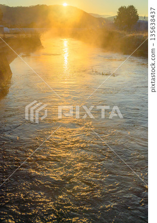 在無名泉水河畔觀賞一年中的第一道日出 [安曇野] 135638437