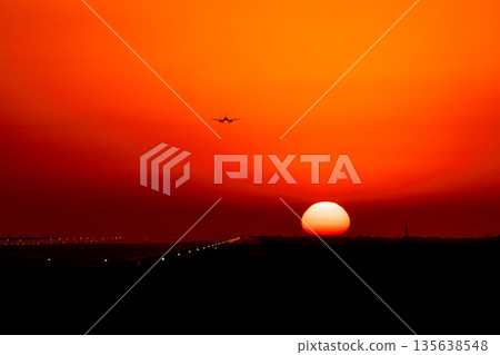 一架飛機在落日餘暉中降落 135638548