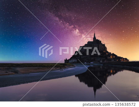 可以欣賞到聖米歇爾山修道院的壯麗景色,該修道院是世界遺產。 可以欣賞到聖米歇爾山修道院的壯麗景色,該修道院是世界遺產。 135638572
