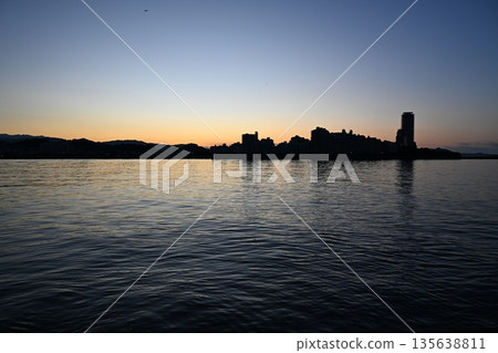 街燈和海岸夜景 135638811