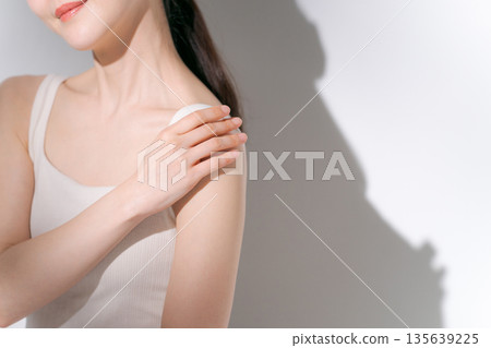 美麗的女人在做身體護理 135639225