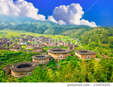 楚溪村福建土樓建築群景色壯麗 楚溪村福建土樓建築群景色壯麗 135639265