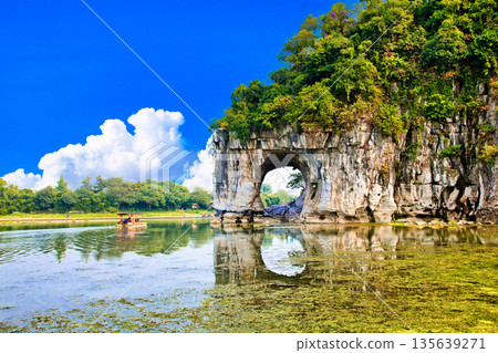 桂林象鼻山積雨雲合成圖 135639271