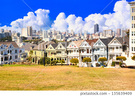 舊金山維多利亞式房屋的壯麗景色 135639409