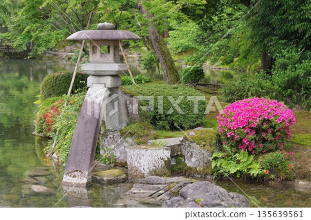 Kenrokuen Garden Kuragaike和燈籠燈籠 135639561