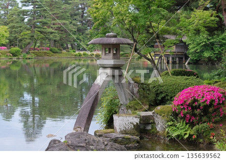 Kenrokuen Garden Kuragaike和燈籠燈籠 135639562