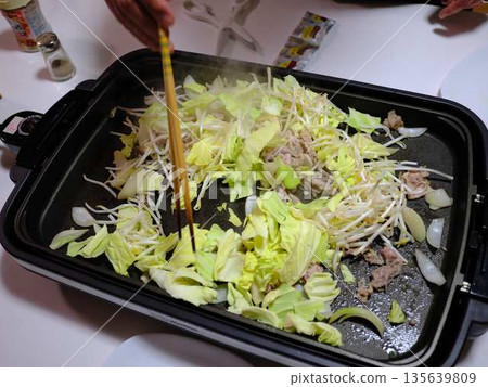 在小吃攤烹煮炒麵 135639809