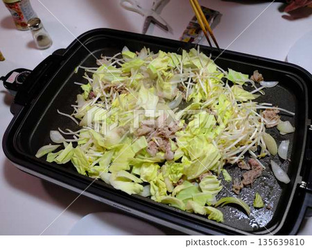 在小吃攤烹煮炒麵 135639810