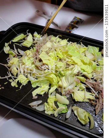 在小吃攤烹煮炒麵 135639811