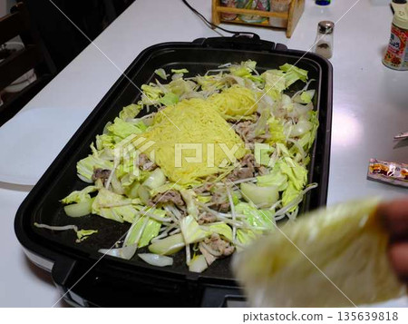 在小吃攤烹煮炒麵 135639818