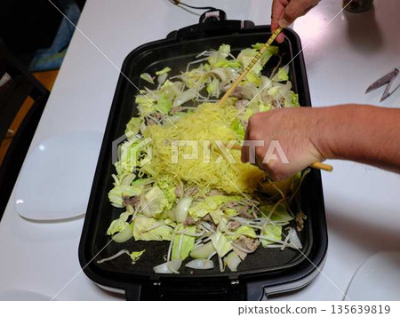 在小吃攤烹煮炒麵 135639819