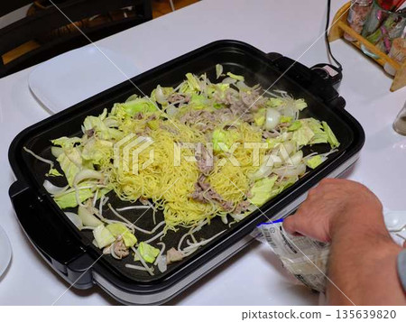 在小吃攤烹煮炒麵 135639820