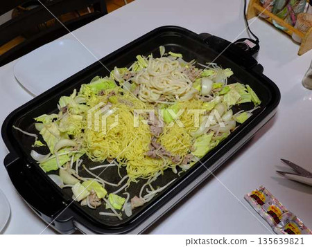 在小吃攤烹煮炒麵 135639821