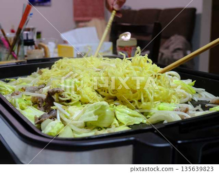 在小吃攤烹煮炒麵 135639823