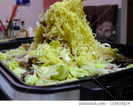 在小吃攤烹煮炒麵 在小吃攤烹煮炒麵 135639824