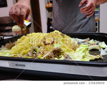 在小吃攤烹煮炒麵 在小吃攤烹煮炒麵 135639830