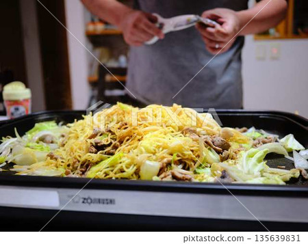 在小吃攤烹煮炒麵 在小吃攤烹煮炒麵 135639831