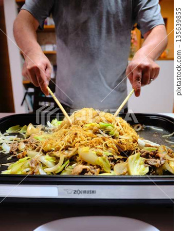 Cooking Yakisoba at a food stall Cooking Yakisoba at a food stall 135639855