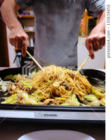 在小吃攤烹煮炒麵 135639858