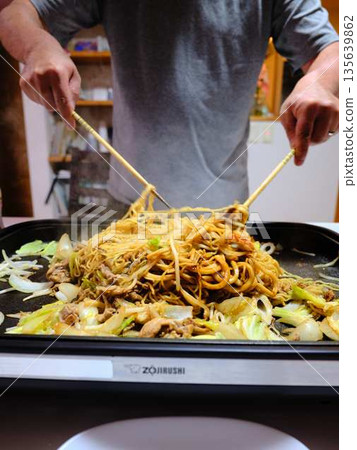 在小吃攤烹煮炒麵 135639862