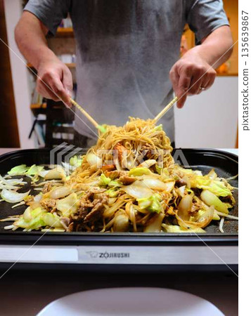 Cooking Yakisoba at a food stall Cooking Yakisoba at a food stall 135639867