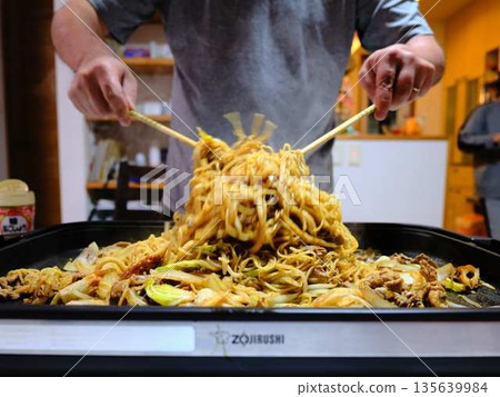 Cooking Yakisoba at a food stall Cooking Yakisoba at a food stall 135639984