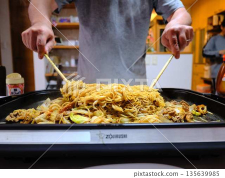 Cooking Yakisoba at a food stall Cooking Yakisoba at a food stall 135639985