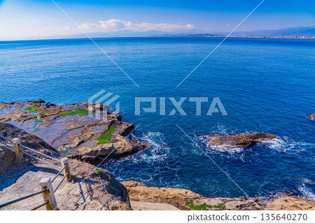江之島（神奈川縣）岩橋橋附近的海岸線 135640270