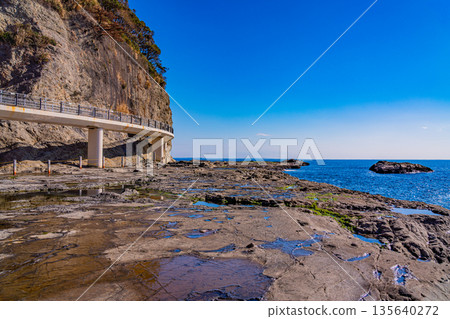 江之島（神奈川縣）岩橋橋附近的海岸線 135640272