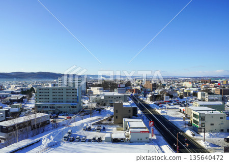 從城市某處的高處俯瞰北見市的城市景觀 從城市某處的高處俯瞰北見市的城市景觀 135640472