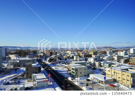 從城市某處的高處俯瞰北見市的城市景觀 135640473