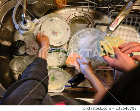 Hands of a woman washing dishes 135640792