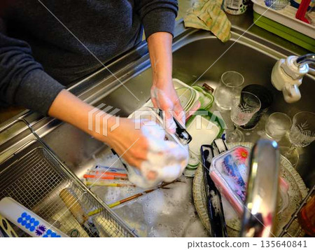 一個女人洗碗的手 135640841