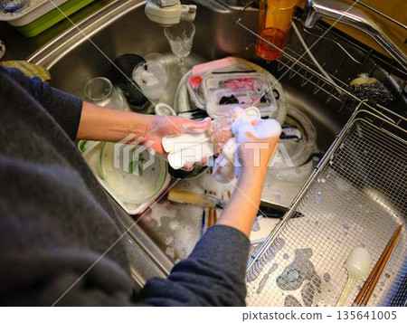 一個女人洗碗的手 135641005